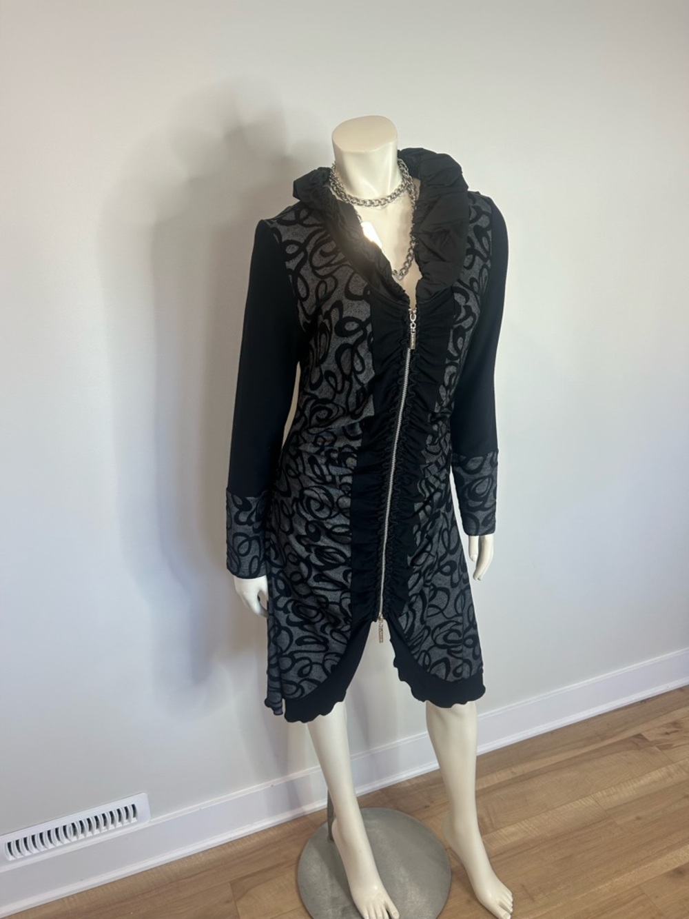 Gorgeous Black and Gray Ruffle-Trim Zip-Front Tunic❤️M - Picture 6 of 14